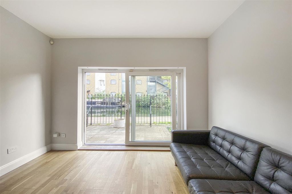 Property photo 2 of 12 3 Royal Victor Place, Old Ford Road - 3Prjbmg4Lesn