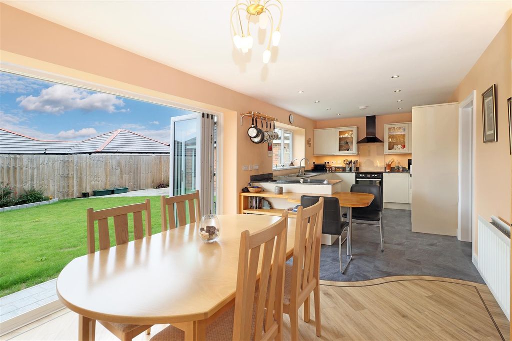Property photo 2 of 11 Kitchen / Dining Room