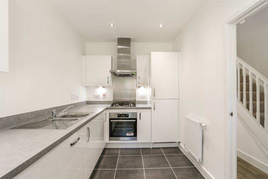 Property photo 3 of 27 Lovegrove Way (2)
