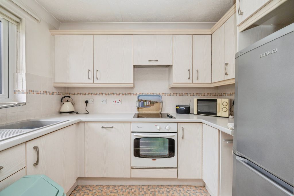 Property photo 3 of 11 Kitchen
