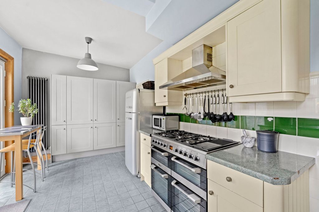 Property photo 3 of 39