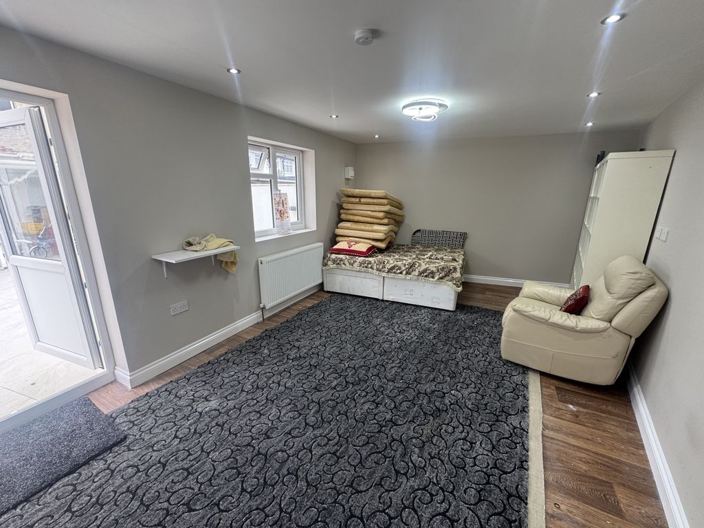 Property photo 1 of 3 Studio