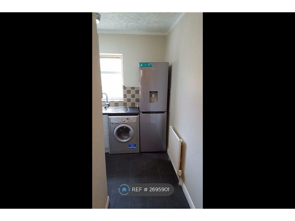 Property photo 2 of 9 Kitchen 1