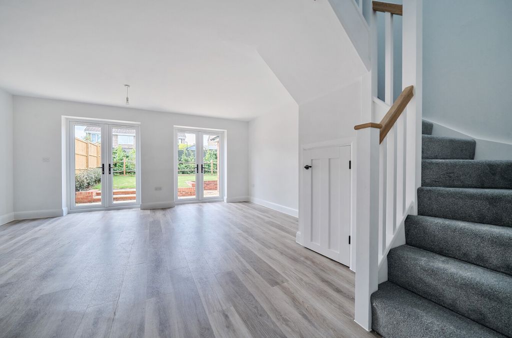 Property photo 3 of 14 1320663-12-686Be2...