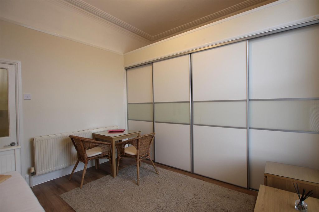 Property photo 2 of 8 .