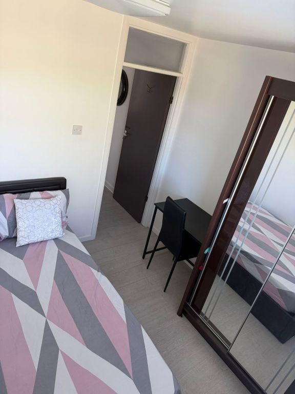 Property photo 1 of 6 Ensuite Room In A Shared Family House- Â£650 Inclusive Bills