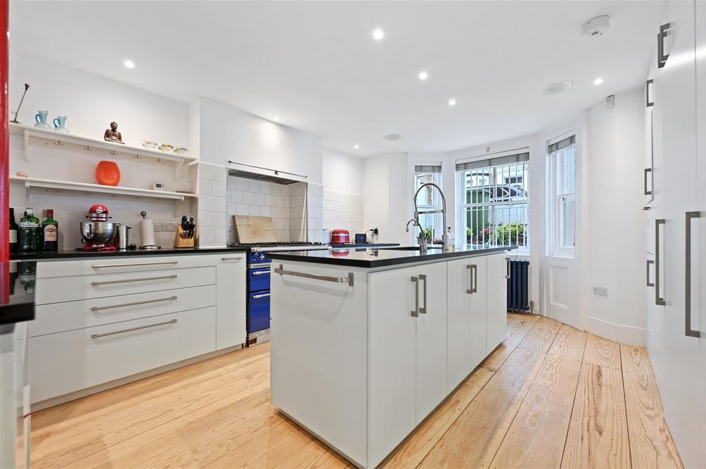 Property photo 3 of 12 Westwick Gardens