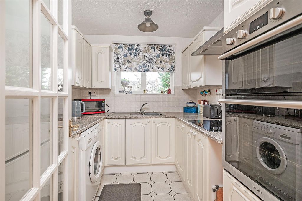 Property photo 3 of 10 32 Croftleigh Gardens_3.Jpg