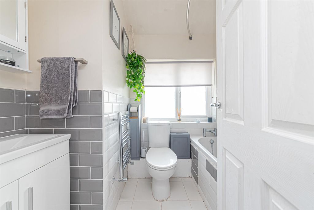 Property photo 3 of 18 31 Chetwode Place (4).Jpg