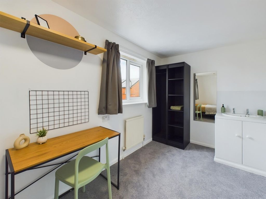 Property photo 3 of 23 A Bright And Inviting Double Bedroom With A Cozy d...
