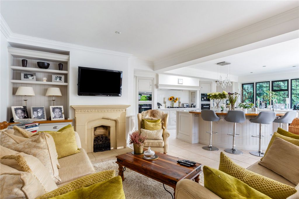 Property photo 2 of 14 Family Area