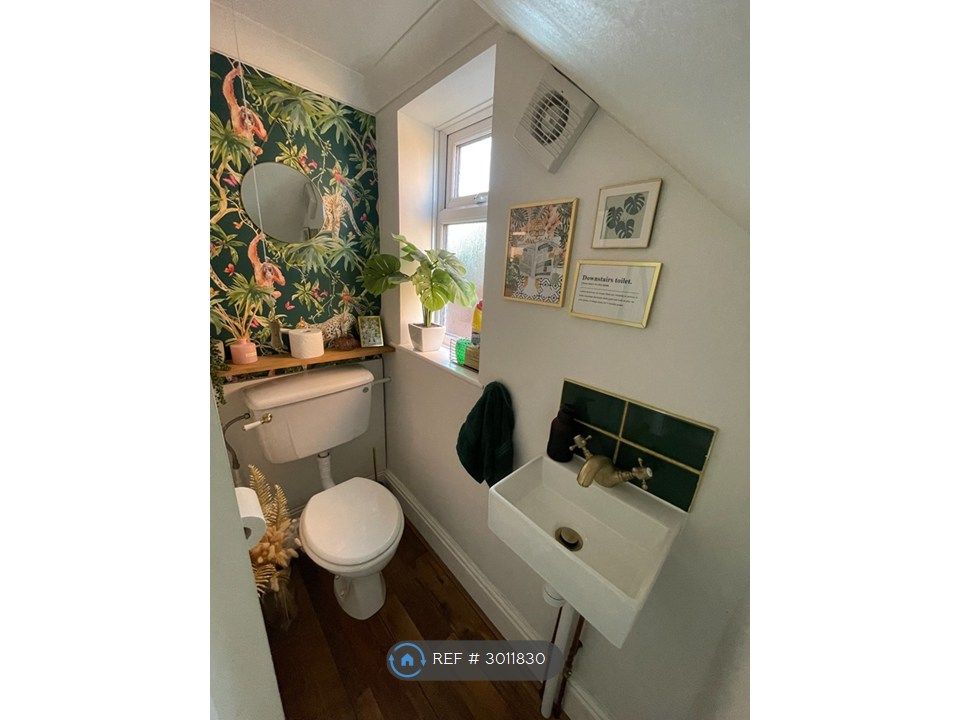 Property photo 3 of 11 Wc Under The Stairs