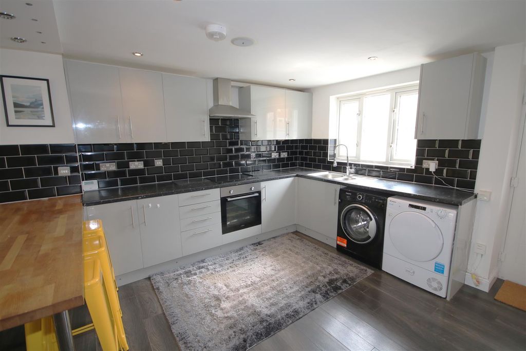 Property photo 3 of 31 Kitchen B.Jpg
