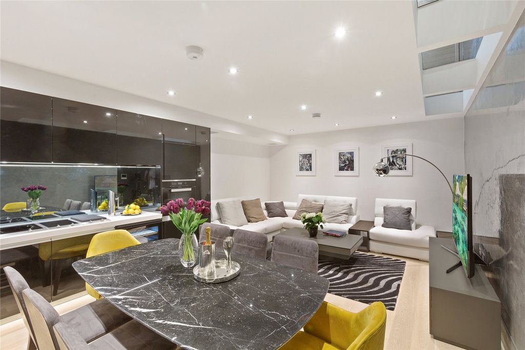 Property photo 2 of 27