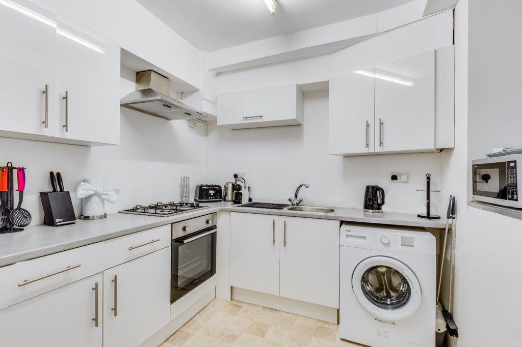 Property photo 3 of 10 Kitchen