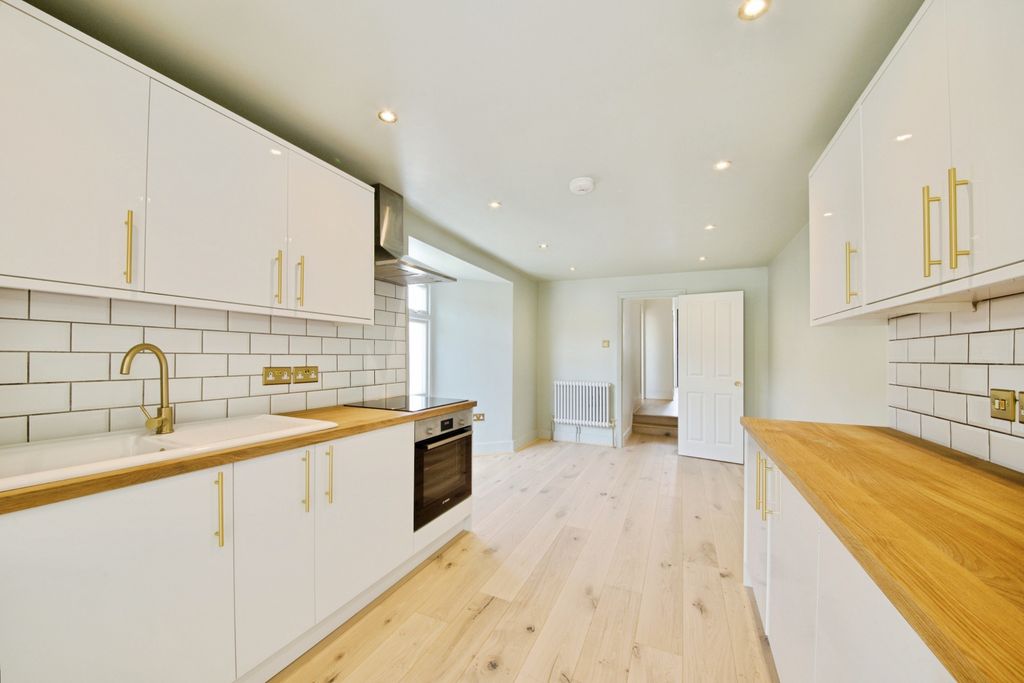 Property photo 3 of 18 Kitchen