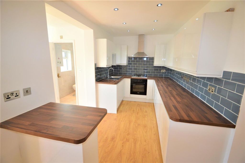 Property photo 2 of 3 Monkswood Gdns Ig5