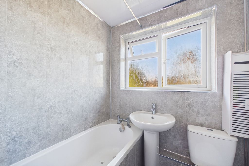 Additional image 6 of 2 bed flat for saleRockleigh Court, Linslade LU7