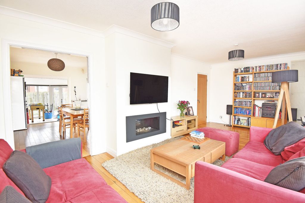 Property photo 2 of 28