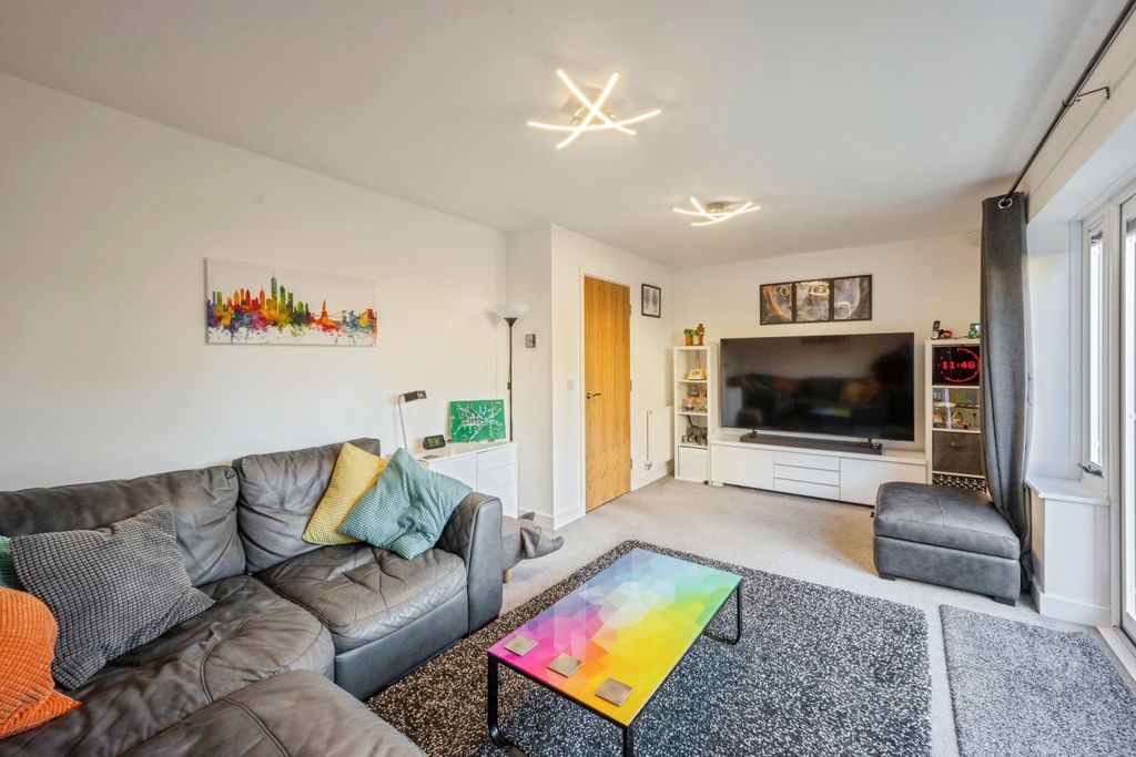 Property photo 3 of 17 Lounge