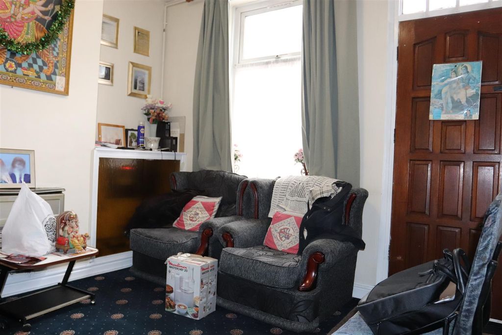 Property photo 3 of 20 Front Lounge