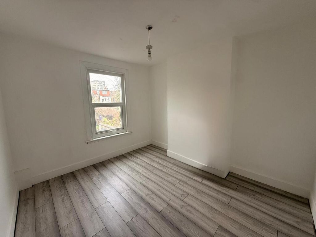 Property photo 2 of 6 Bedroom