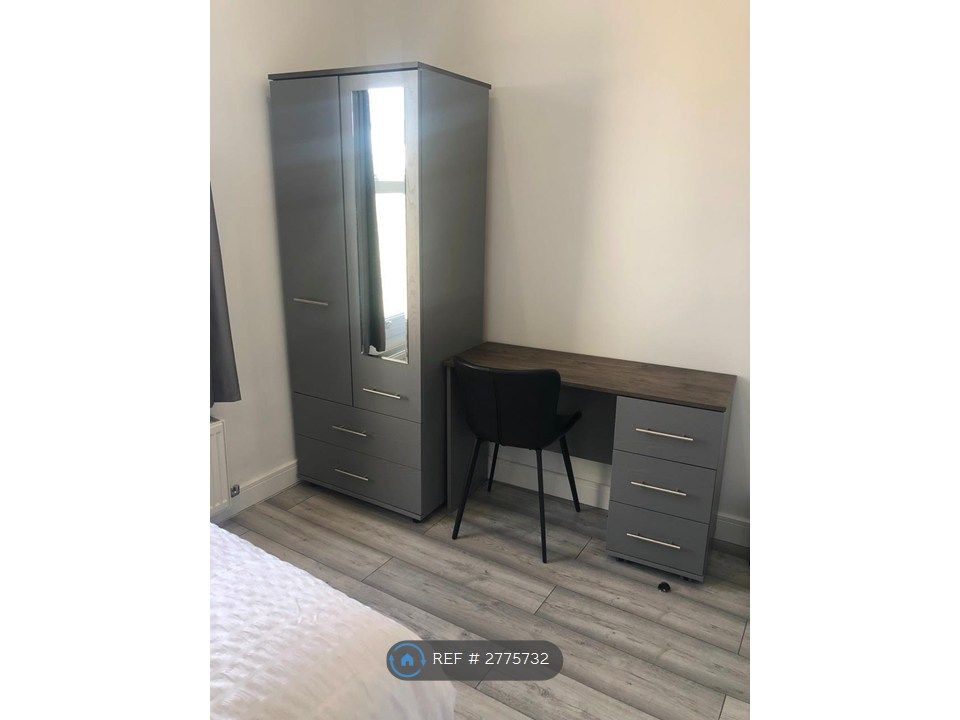 Property photo 2 of 6 Wardrobe And Desk