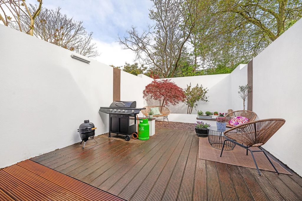 Property photo 3 of 17 Garden.Jpg