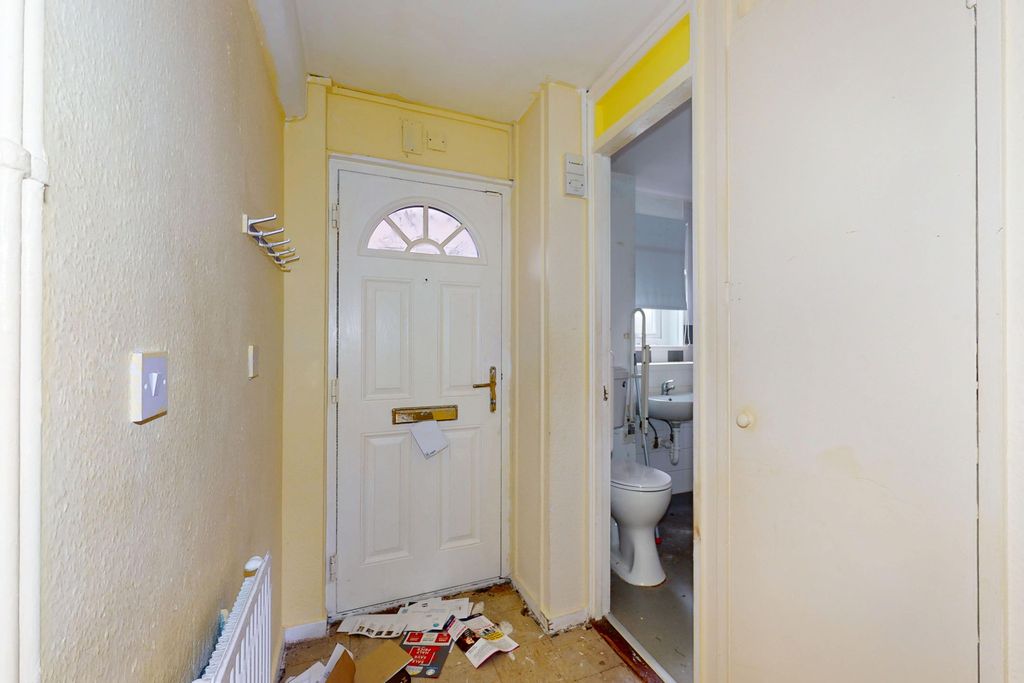 Property photo 2 of 23 12 Aspen Green, Erith, Da18 4Hy