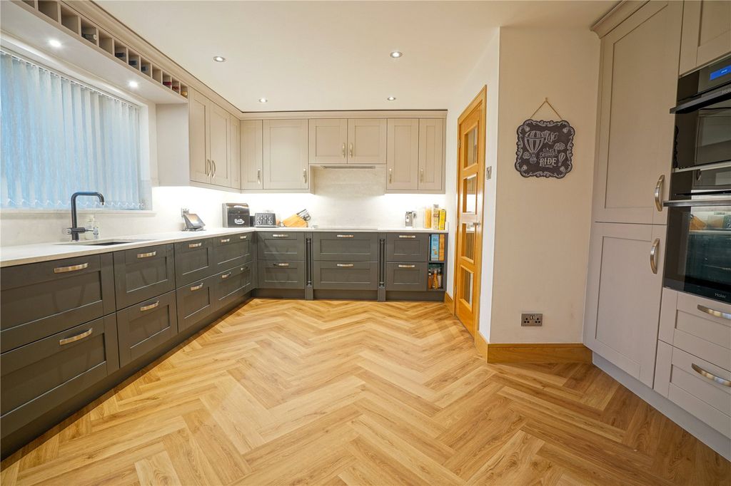 Property photo 2 of 36 Picture No. 13