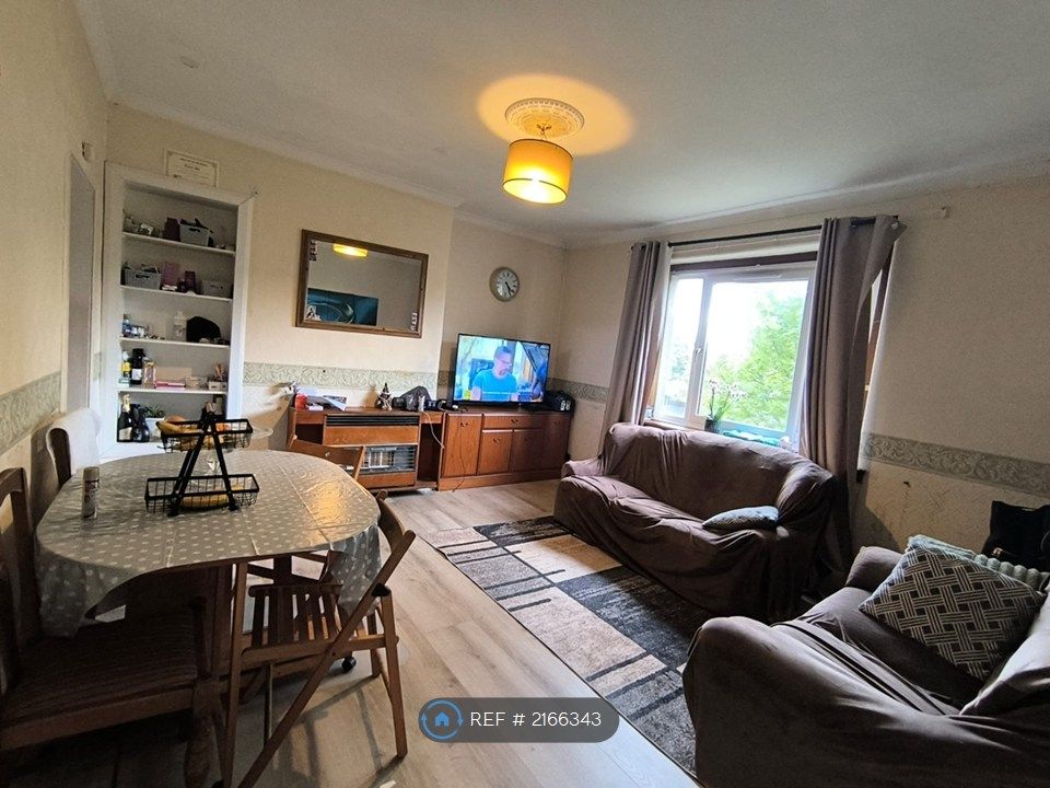 Property photo 1 of 11 Living Room