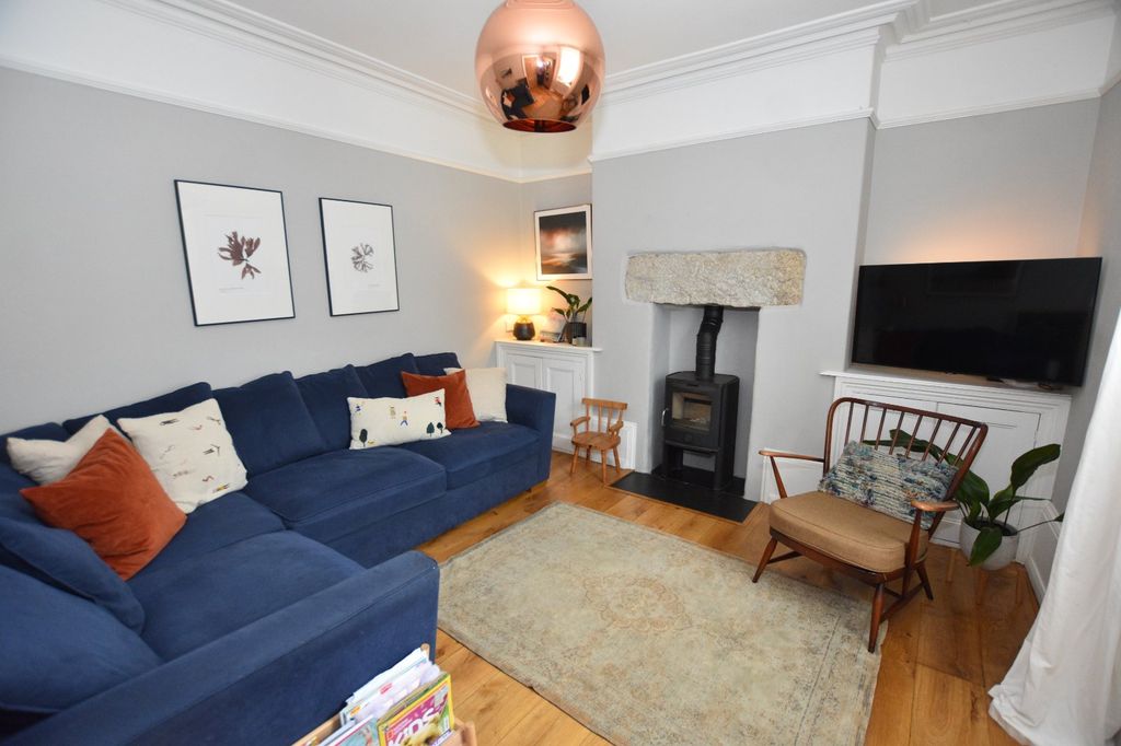 Property photo 3 of 13 Lounge