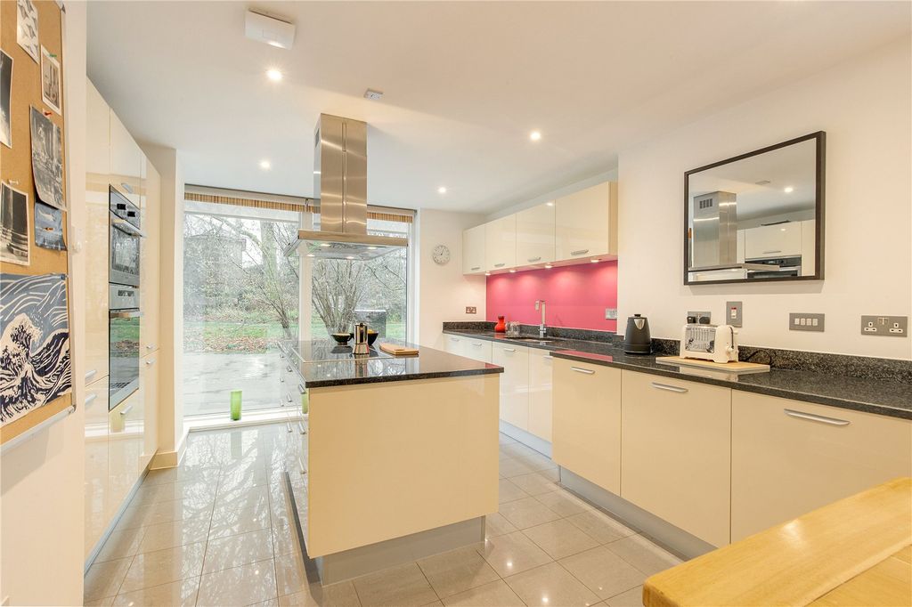 Property photo 3 of 17 Kitchen