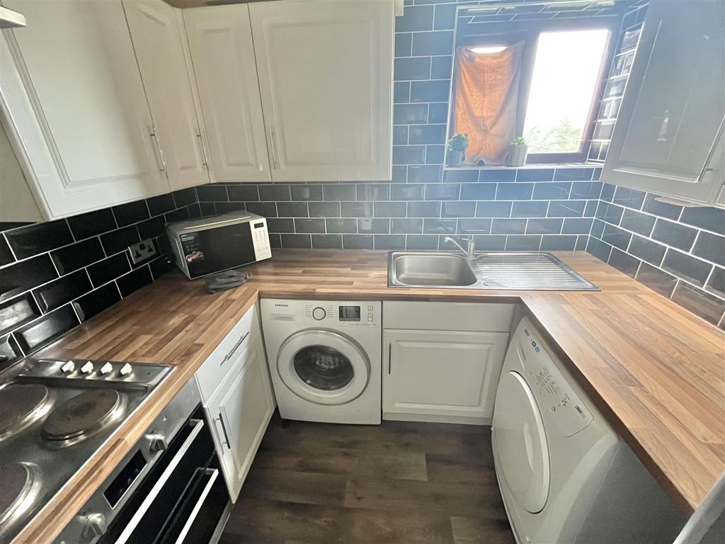 Property photo 3 of 15 Kitchen