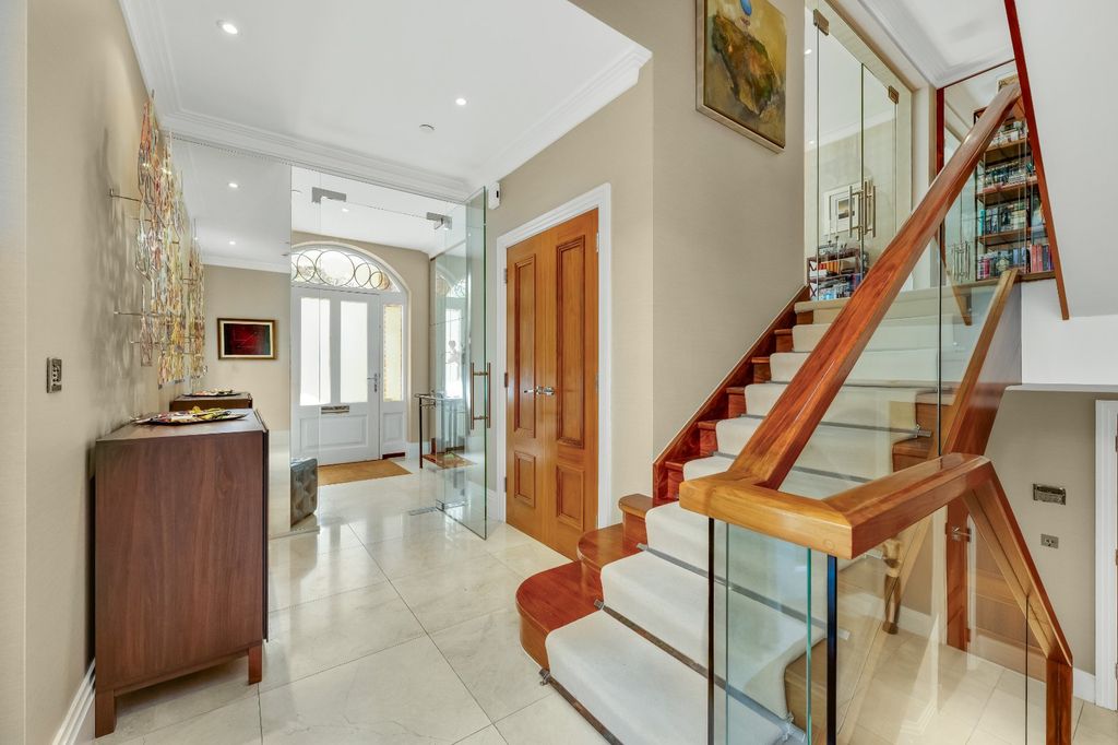 Property photo 2 of 24 Entrance Hall
