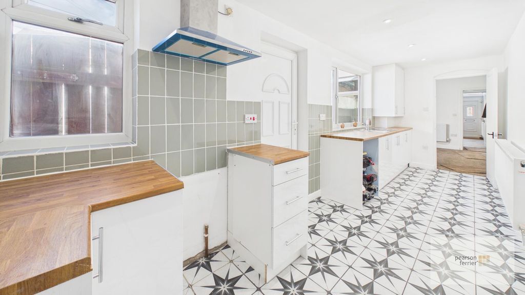 Property photo 3 of 10 Kitchen