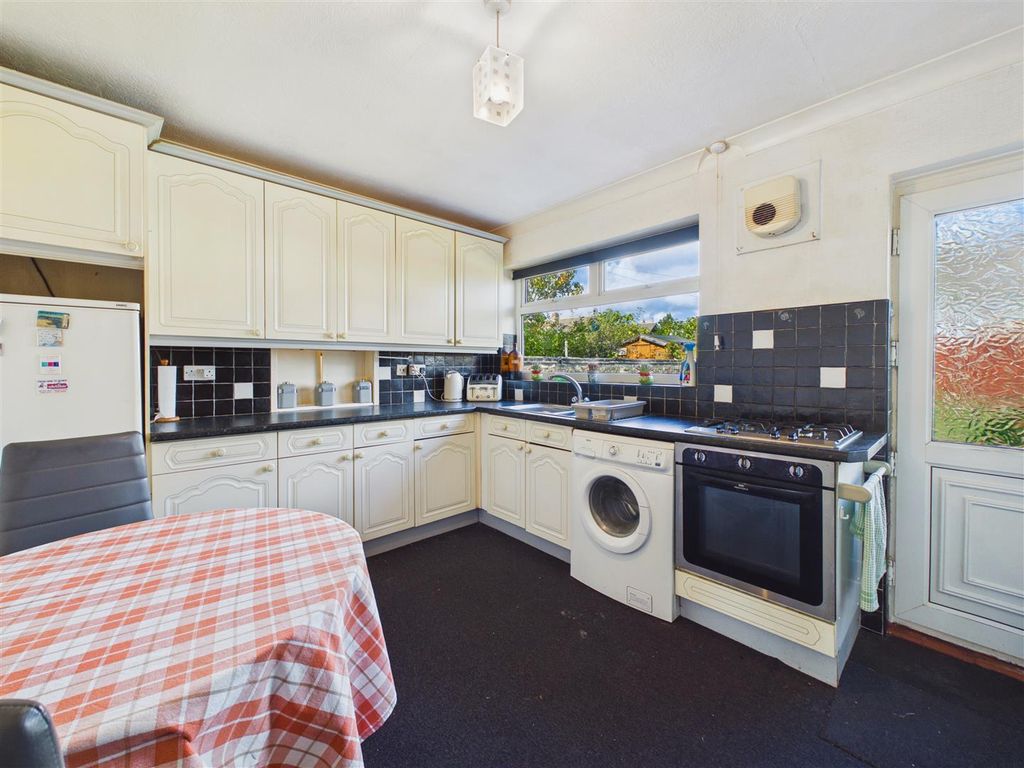 Property photo 2 of 11 Kitchen