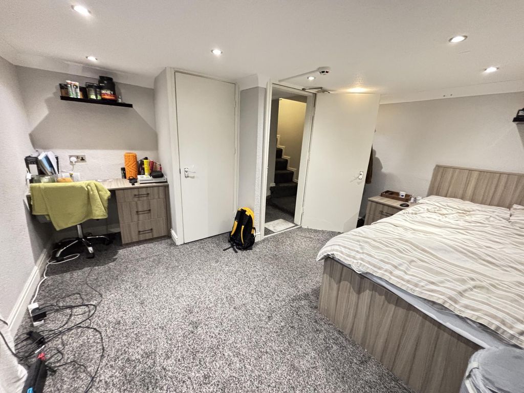Property photo 3 of 36 A Well-Maintained Bedroom Featuring A Comfortable ...