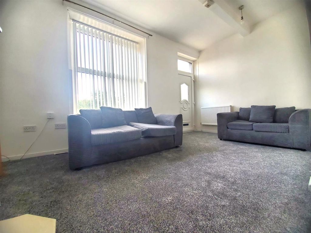 Property photo 3 of 13 Lounge