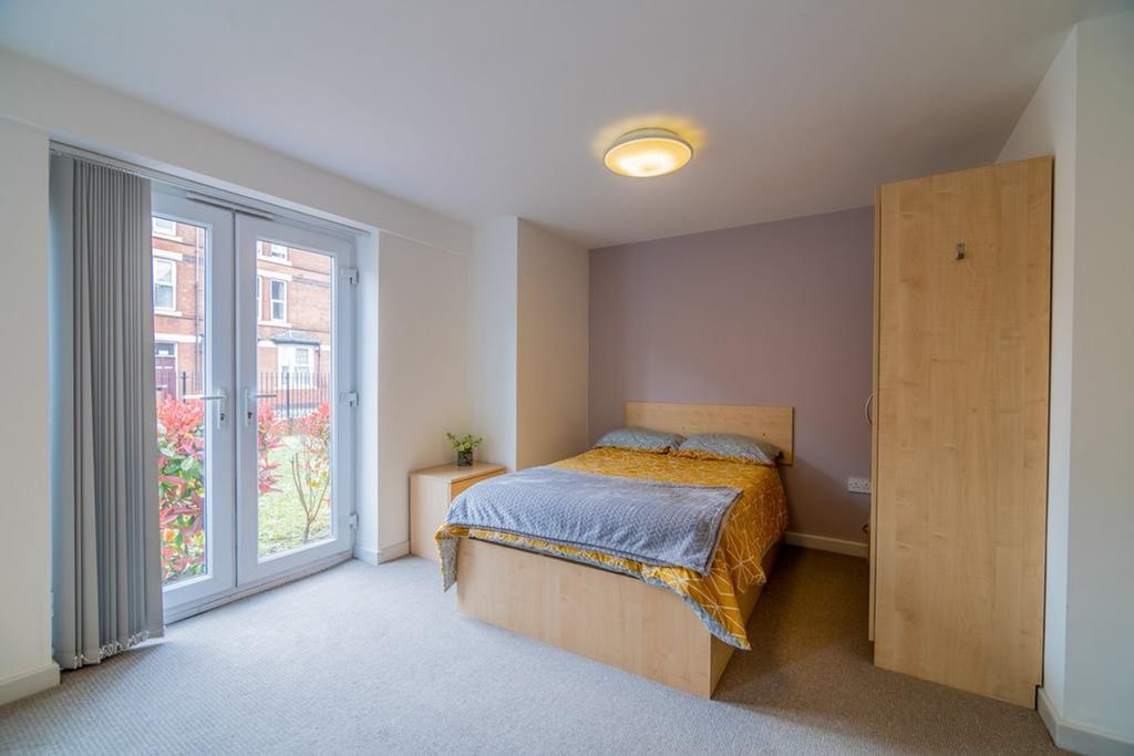 Property photo 2 of 8 A Bright And Spacious Double Bedroom With Large Wi...