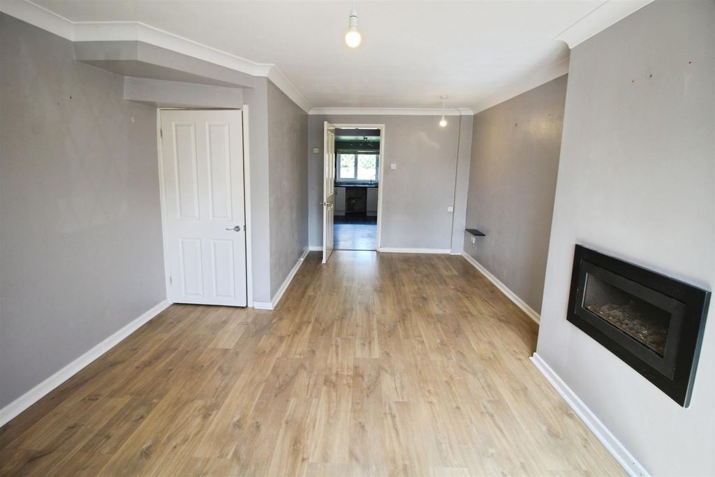 Property photo 3 of 13 Lounge