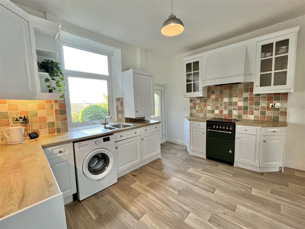 Property photo 3 of 10 Dining Kitchen