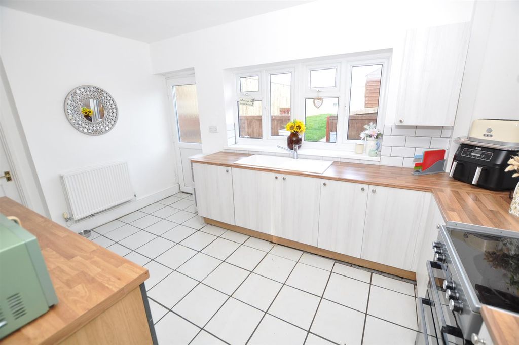 Property photo 3 of 19 Kitchen