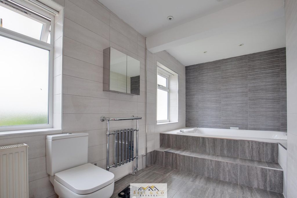 Property photo 3 of 39 Bathroom 1.1