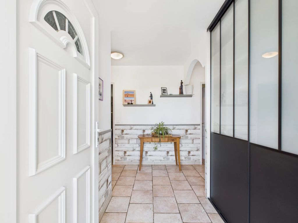 Property photo 3 of 27