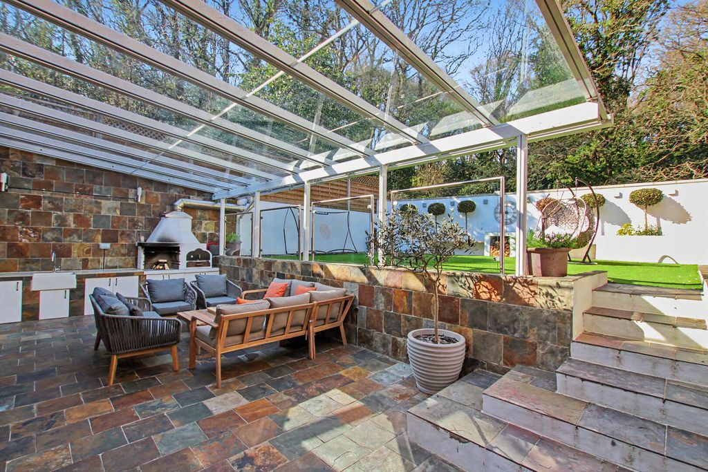 Property photo 3 of 32 Conservatory