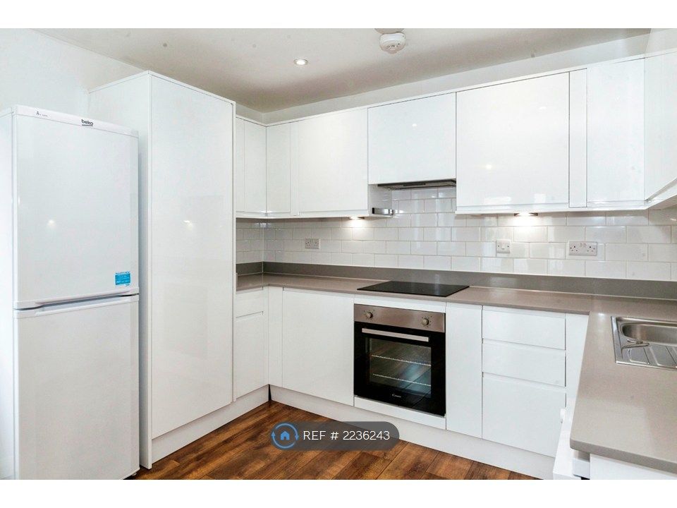 Property photo 3 of 12 Kitchen