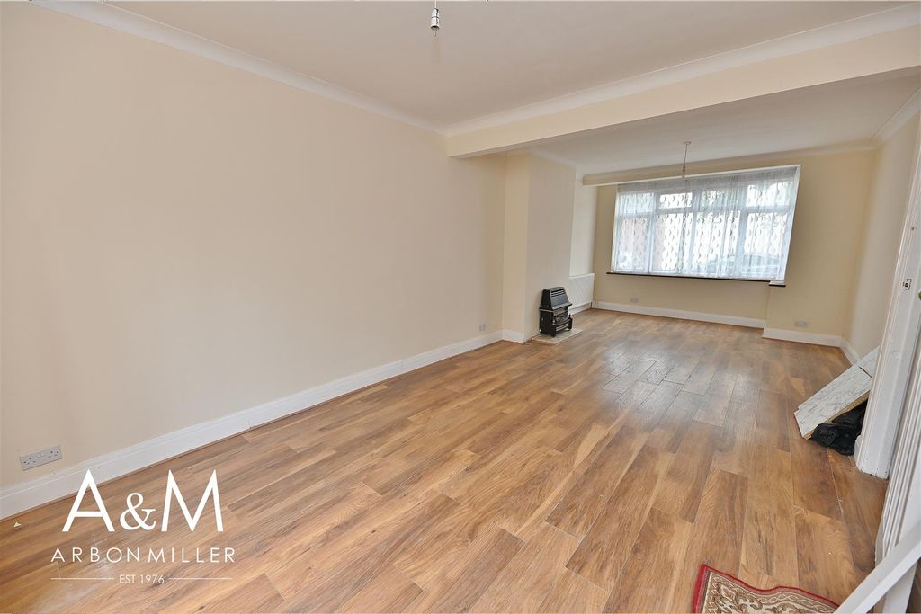 Property photo 3 of 12 Through Lounge