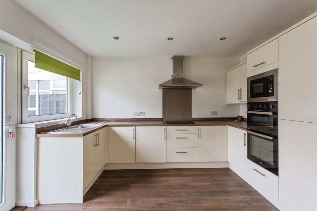 Property photo 3 of 16 Kitchen