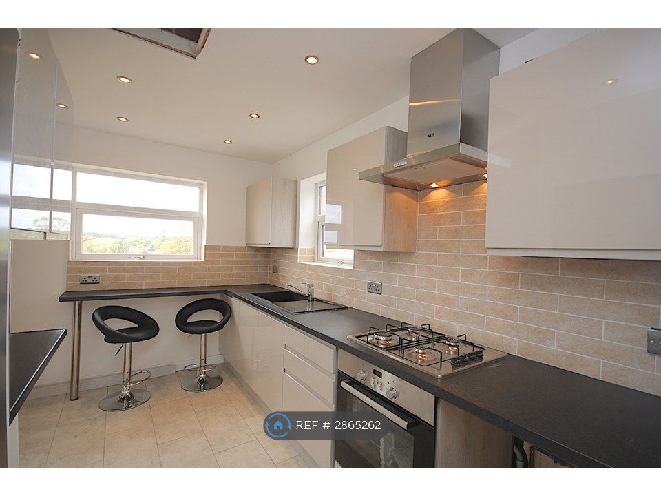 Property photo 3 of 10 Kitchen 2